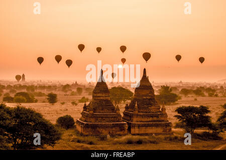 Sonnenaufgang und Ballonfahrt in Bagan Stockfoto