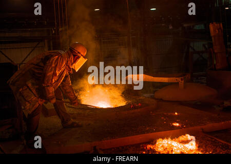 Harte Arbeit in einer Gießerei, schmelzen Eisen Stockfoto