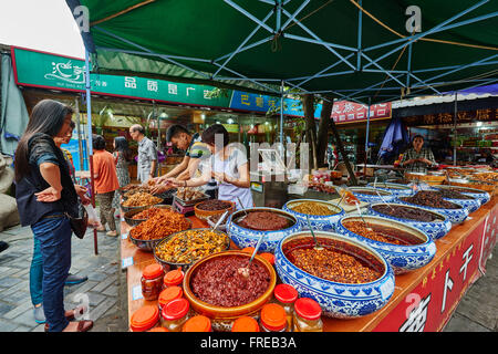 Chengdu, China - 19. September 2014: traditionelle würzige Nahrung Sichuan-Küche Wenshu Kloster Fußgängerzone in Chengdu China Stockfoto