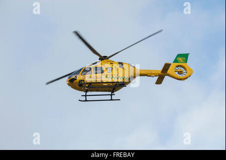 Hampshire und Isle Of Wight Air Ambulance im Flug Stockfoto