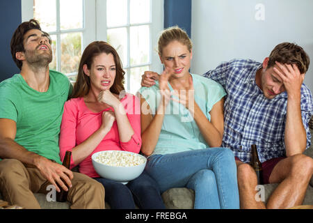 Unglückliche Freunde Sportübertragungen im Fernsehen übereinstimmen Stockfoto
