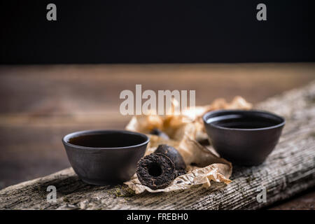 Chinesischen Ton Schalen von Pu-Erh-Tee Stockfoto