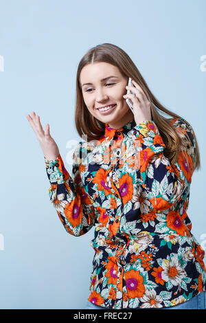 Glückliche Frau spricht am Telefon Stockfoto