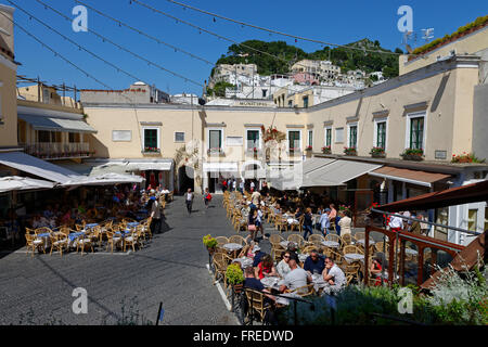 Auf der Piazetta Platz mit Bürgersteig Cafés, Capri, Insel Capri, Golf von Neapel, Kampanien, Italien Stockfoto