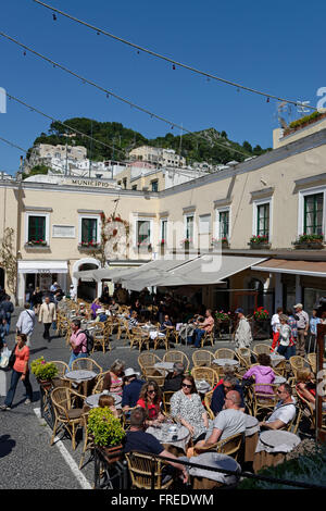 Auf der Piazetta Platz mit Bürgersteig Cafés, Capri, Insel Capri, Golf von Neapel, Kampanien, Italien Stockfoto