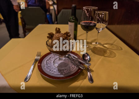 Eis und Walnüsse mit Wein im restaurant Stockfoto