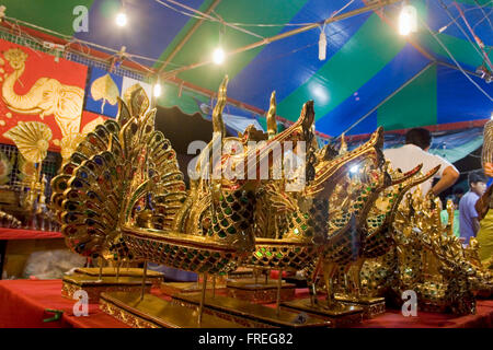 Objekte, einschließlich gold Drachenköpfe aus Thailand sind zum Verkauf an ein Straßenfest in Kampong Cham, Kambodscha. Stockfoto