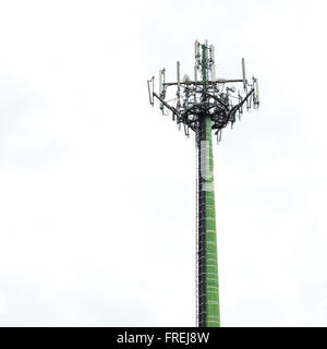 Telekommunikation-Antenne Turm für Radio, Fernsehen und Telefonie mit weißem Hintergrund Stockfoto