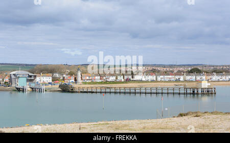 Adur Flussmündung mit dem Rettungsboot-Haus in Shoreham-by-Sea, West Sussex, England, UK. Stockfoto