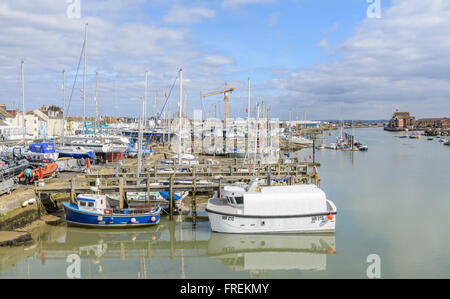 Boote und Yachten in der Marina auf dem Fluss Adur in Shoreham-by-Sea, West Sussex, England, UK. Stockfoto