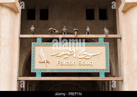 Blick auf Eingang zum Falcon Souk in Doha Katar Stockfoto