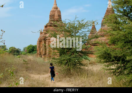 Ein Mädchen besuchen die Pagoden in Myanmar Stockfoto