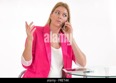 Lächelnde blonde Frau im Büro telefonieren Stockfoto