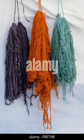 Tunesien, gefärbte hell Wolle zum Trocknen aufgehängt Stockfoto