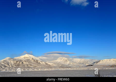 Winterschnee über die Lavafelder, Skardsheidi Berge in der Nähe von Borgarnes Stadt, Western Region von Island Stockfoto