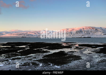 Sonnenaufgang über dem gefrorenen Hvalfjördur Fjord, Hauptstadtregion, Westküste, Island, Hvalfjördur (Wal-Fjord) Stockfoto