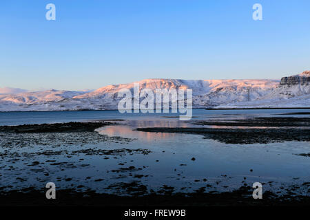 Sonnenaufgang über dem gefrorenen Hvalfjördur Fjord, Hauptstadtregion, Westküste, Island, Hvalfjördur (Wal-Fjord) Stockfoto