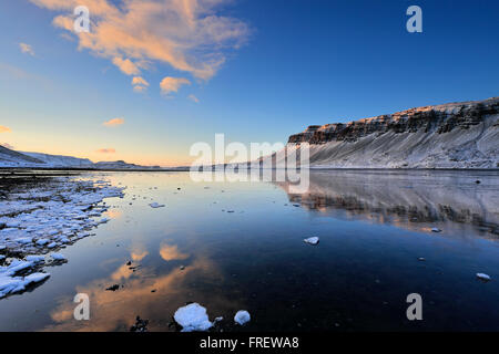 Sonnenaufgang über dem gefrorenen Hvalfjördur Fjord, Hauptstadtregion, Westküste, Island, Hvalfjördur (Wal-Fjord) Stockfoto