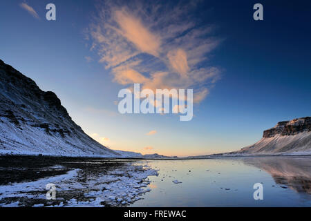 Sonnenaufgang über dem gefrorenen Hvalfjördur Fjord, Hauptstadtregion, Westküste, Island, Hvalfjördur (Wal-Fjord) Stockfoto