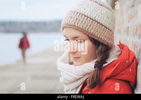 Allein junge Frau, die im freien Stockfoto