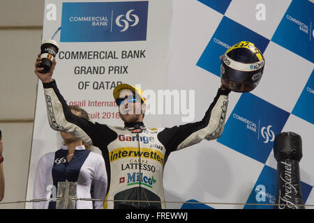 Losail International Circuit, Katar.  20. März 2016.  Thomas Lüthi feiert, als er auf dem Podium die Schritte nach dem Gewinn der Mo Stockfoto