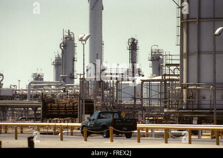 Die weltweit größte Öl-Raffinerie, Öl-Tanklager Tank und Rohöl exportieren Terminal von Saudi Aramco in Ras Tanura betrieben. Stockfoto