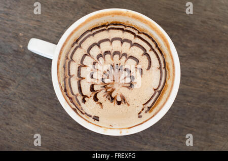 leere Kaffeetasse auf hölzernen Hintergrund Stockfoto