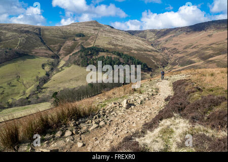 Wanderer auf der Nab the Ringer Roger zu Fuß auf der Pennine Way im Peak District in Derbyshire, England, Großbritannien Stockfoto