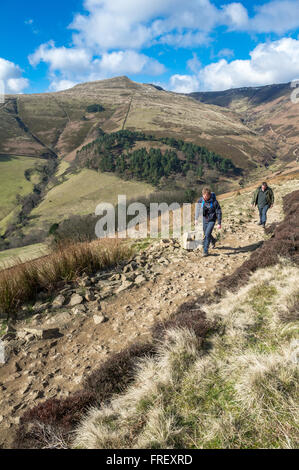 Wanderer auf der Nab the Ringer Roger zu Fuß auf der Pennine Way im Peak District in Derbyshire, England, Großbritannien Stockfoto