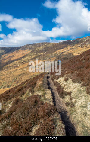 Wanderer auf der Nab the Ringer Roger zu Fuß auf der Pennine Way im Peak District in Derbyshire, England, Großbritannien Stockfoto