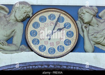 Prager Jugendstil Uhr am Hauptbahnhof, Prag, Tschechien, Europa fünf nach zwei. Große Uhren Stockfoto