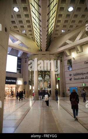 Tiefgarage am neuen Einkaufszentrum Les Halles in Paris Frankreich im Winter Stockfoto