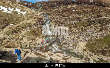 Wanderer durchqueren schleift Bach an Kinder Scout im Peak District in Derbyshire, England, Großbritannien Stockfoto