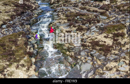 Wanderer durchqueren schleift Bach an Kinder Scout im Peak District in Derbyshire, England, Großbritannien Stockfoto