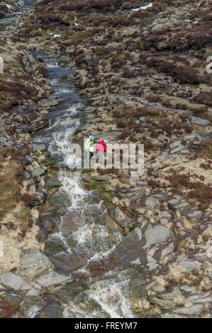 Wanderer durchqueren schleift Bach an Kinder Scout im Peak District in Derbyshire, England, Großbritannien Stockfoto