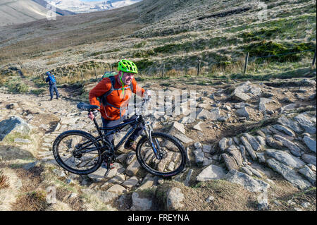 Männliche Mountainbiker schob sein Fahrrad, die Jakobsleiter in Richtung Kinder Scout im Peak District in Derbyshire, England, Großbritannien Stockfoto