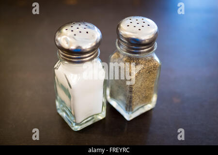 Klassisches klar Diner Salz- und Pfefferstreuer (Töpfe). Stockfoto