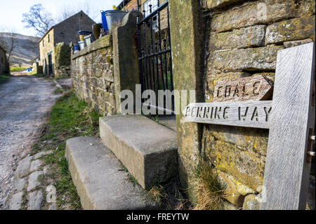 Holzschild Beitrag zeigt Richtung zu der Pennine Way von Edale außerhalb einen Stein gebaut Bauernhaus im Peak District. Stockfoto