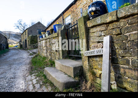 Holzschild Beitrag zeigt Richtung zu der Pennine Way von Edale außerhalb einen Stein gebaut Bauernhaus im Peak District. Stockfoto