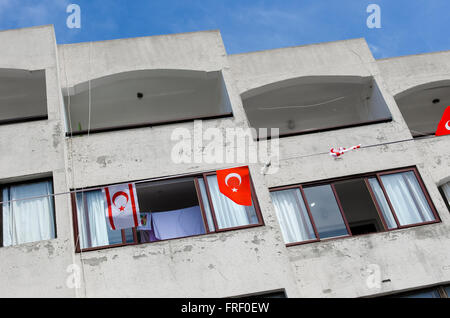 Türkische Fahnen draußen Wohnungen in der Stadt Kyrenia im Norden Zyperns. Stockfoto