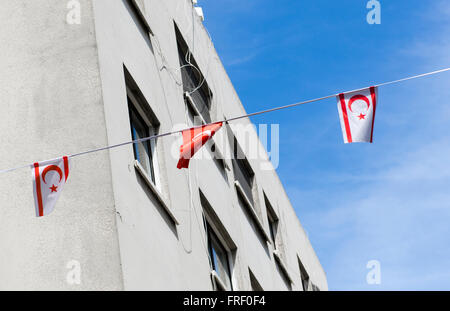 Türkische Fahnen draußen Wohnungen in der Stadt Kyrenia im Norden Zyperns. Stockfoto