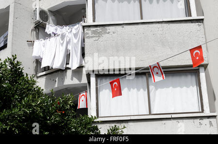 Türkische Fahnen draußen Wohnungen in der Stadt Kyrenia im Norden Zyperns. Stockfoto