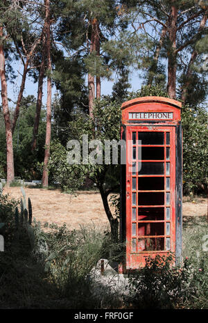 Rote Telefonzelle in Kyrenia, Nordzypern aufgegeben. Stockfoto