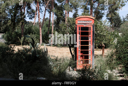 Rote Telefonzelle in Kyrenia, Nordzypern aufgegeben. Stockfoto