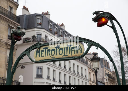 Art-Deco-Metro Zeichen in Paris Frankreich im Winter Stockfoto