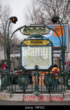 Art-Deco-Metro Zeichen in Paris Frankreich im Winter Stockfoto