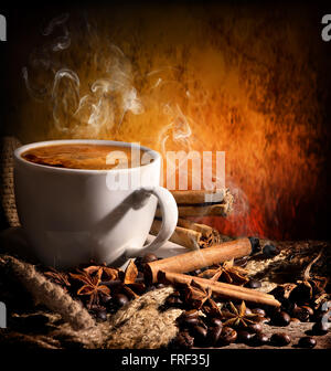 Stillleben mit Kaffee und Gewürze auf orangem Hintergrund Stockfoto