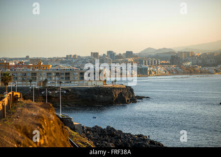 LAS PALMAS, Insel GRAN CANARIA, Spanien - 13. Dezember 2015: Stadtbild auf Promenade in Las Palmas Stadt die Hauptstadt von Gran C anzeigen Stockfoto