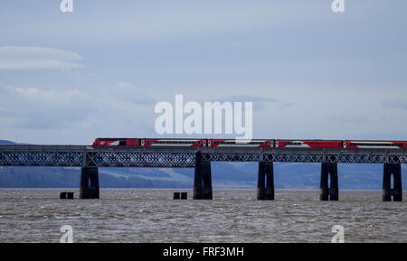 London gebunden Jungfrau Bahn überqueren die berühmte Eisenbahnbrücke von Tay von Dundee, UK Stockfoto