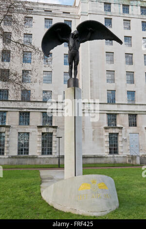 Fleet Air Arm Skulptur Gedenken an ein Pilot mit Flügel erweitert durch James Butler, London, Vereinigtes Königreich. Stockfoto